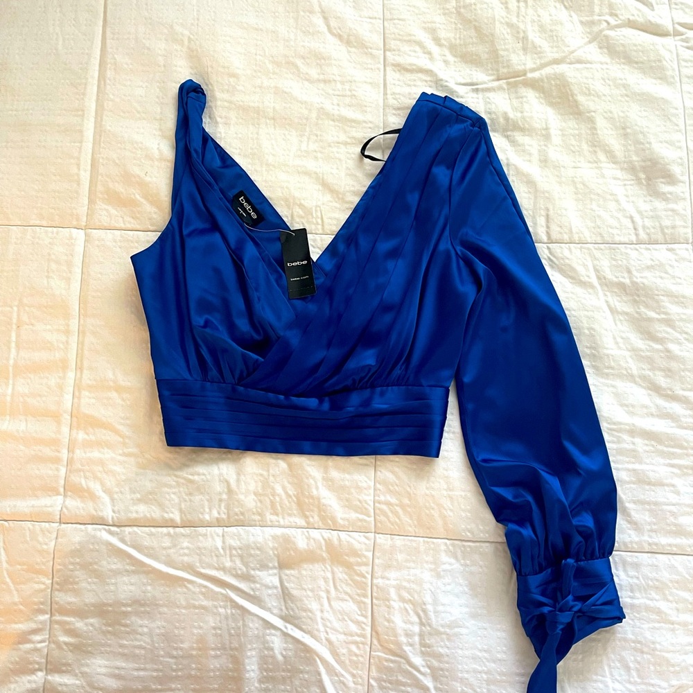 BEBE NAOMI SLIT SLEEVE ASYMM TOP